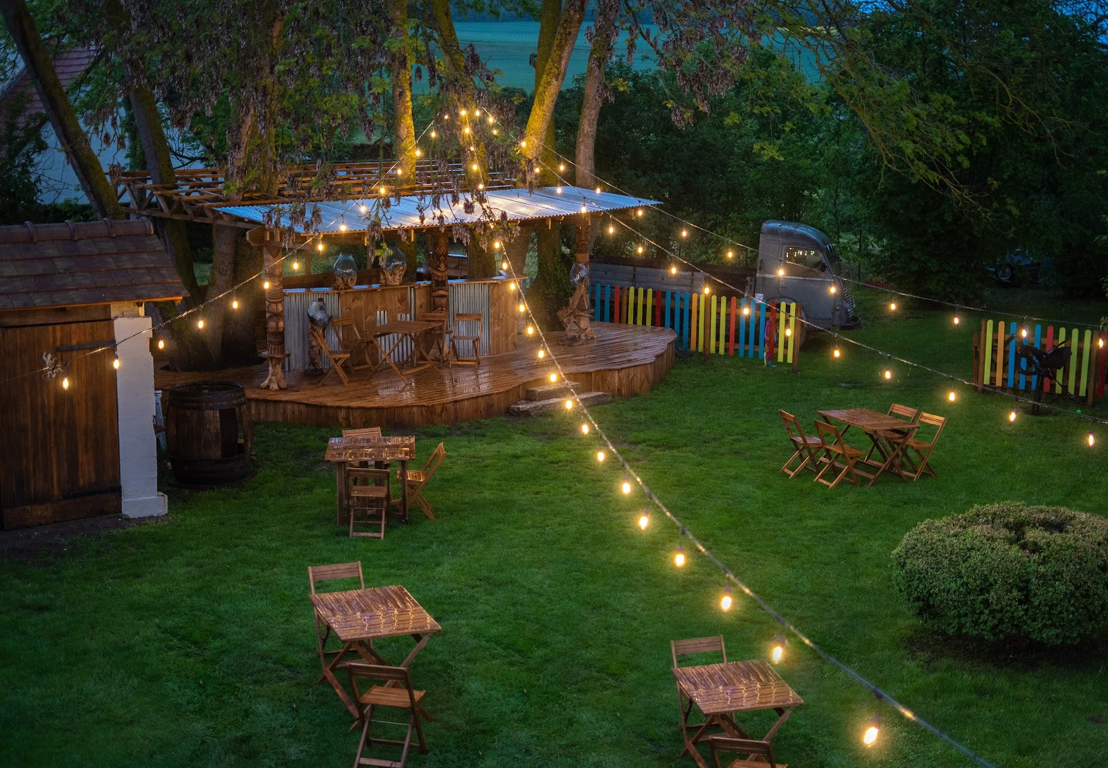 Terrasse du restaurant l'Instant M à Gisors au crépuscule