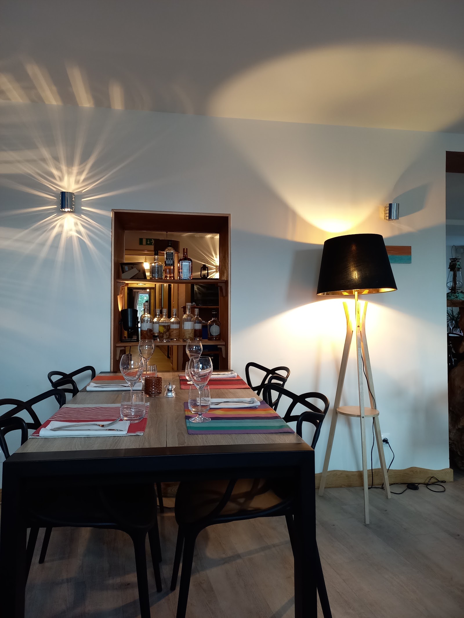 Salle de restaurant chaleureuse l'Instant M